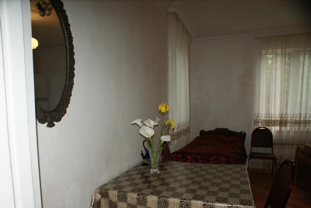 Merabi And Neli Guest House มาคินจอรี ภายนอก รูปภาพ